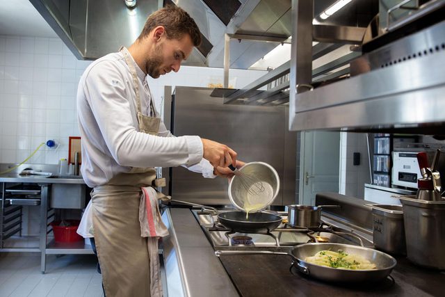 Le chef Clément Dumont au piano ©Adfields