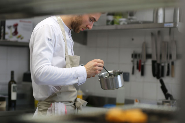 Le chef Clément Dumont en cuisine ©Adfields
